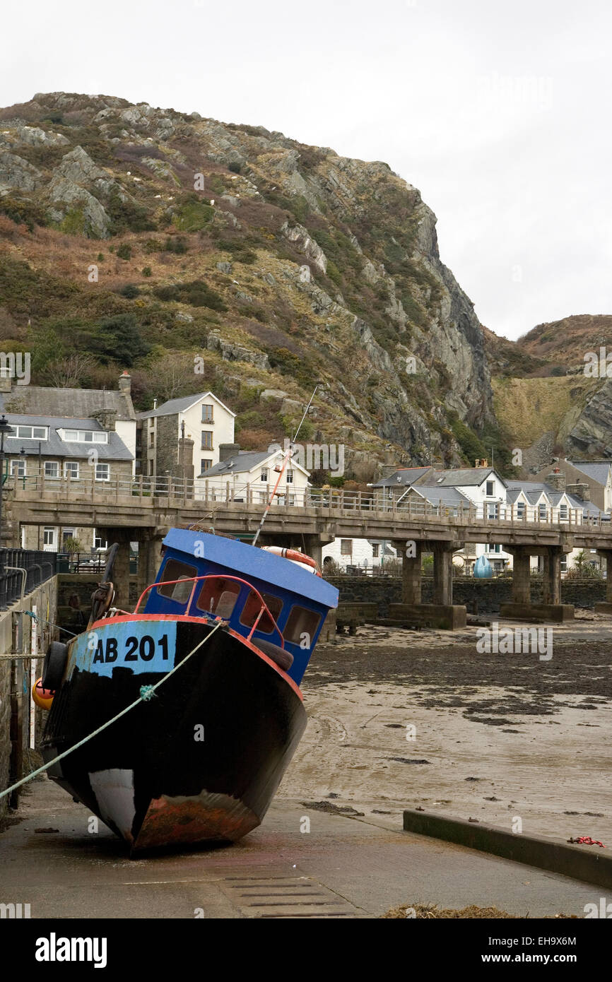 Una barca da pesca a bassa marea nel porto di gallese di Barmouth. Foto Stock
