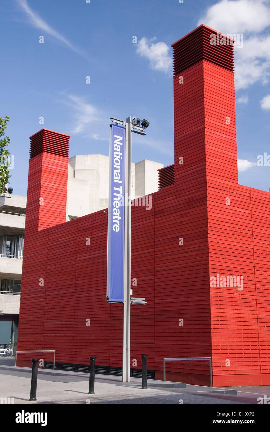 Londra 20 Ago 2013 : Il Capannone è un tempory legno rosso auditorium presso il National Theatre di Londra, Regno Unito Foto Stock