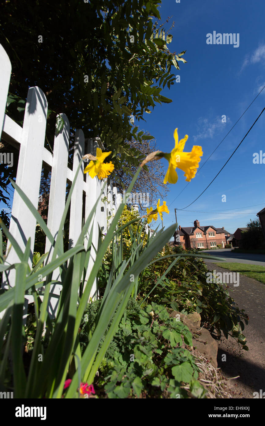 Villaggio di Barton, Inghilterra. Molla di pittoresca vista di Barton Road. Foto Stock