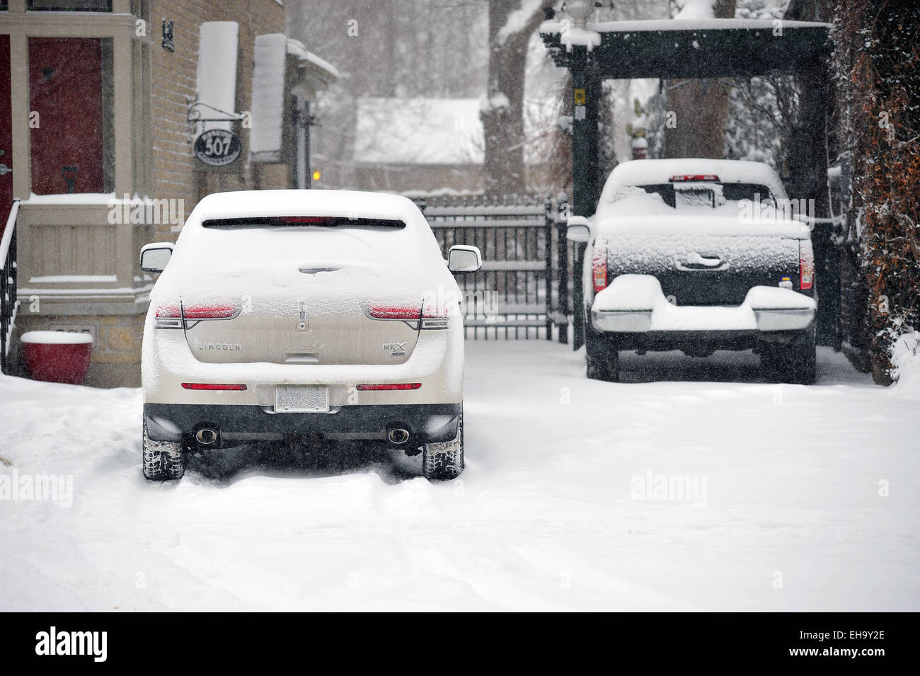 Due strade coperte di neve sulle vetture di un vialetto in Canada. Foto Stock