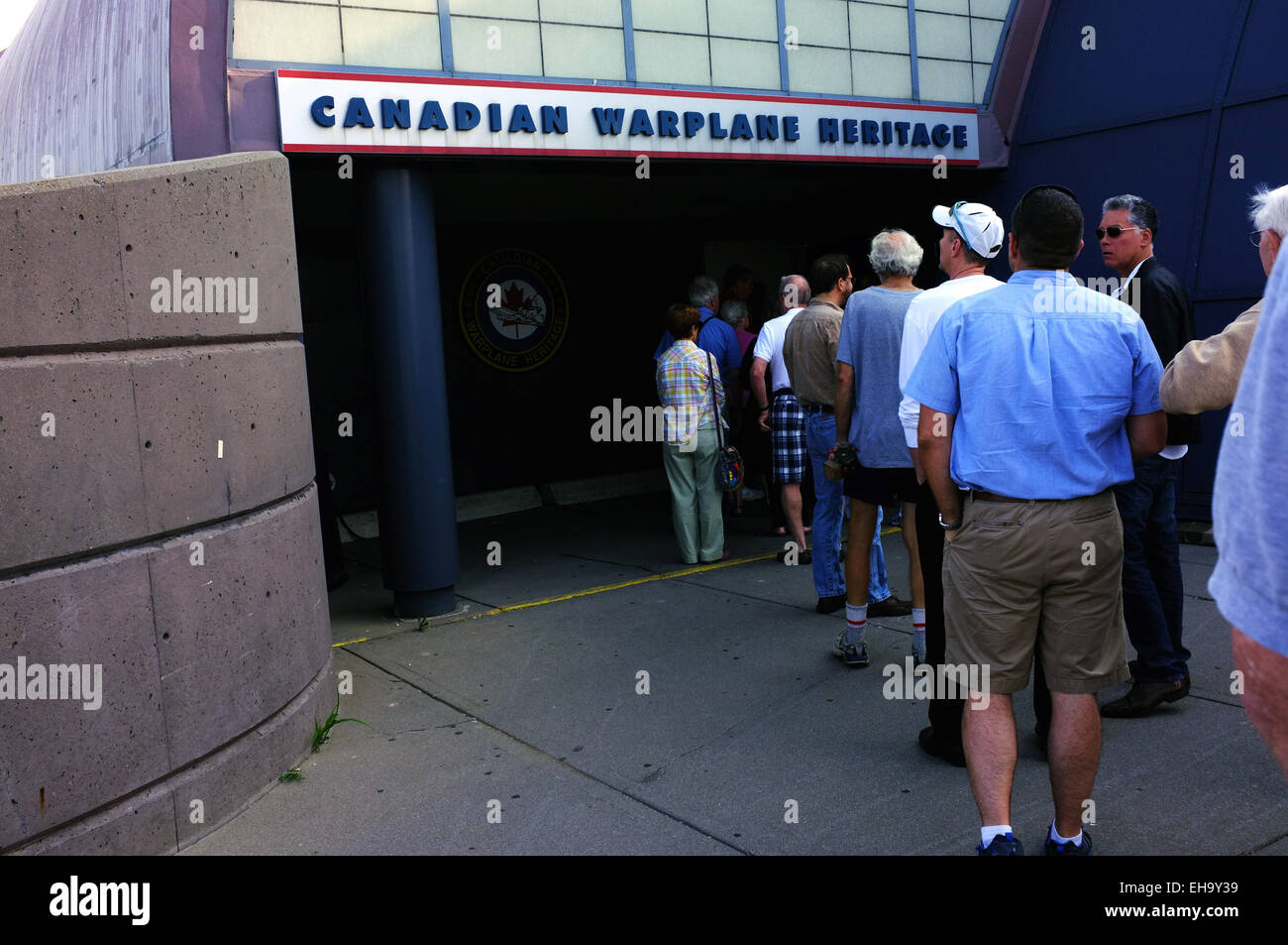 La gente in attesa di entrare la Canadian Warplane Heritage Museum di Hamilton, Ontario in Canada. Foto Stock