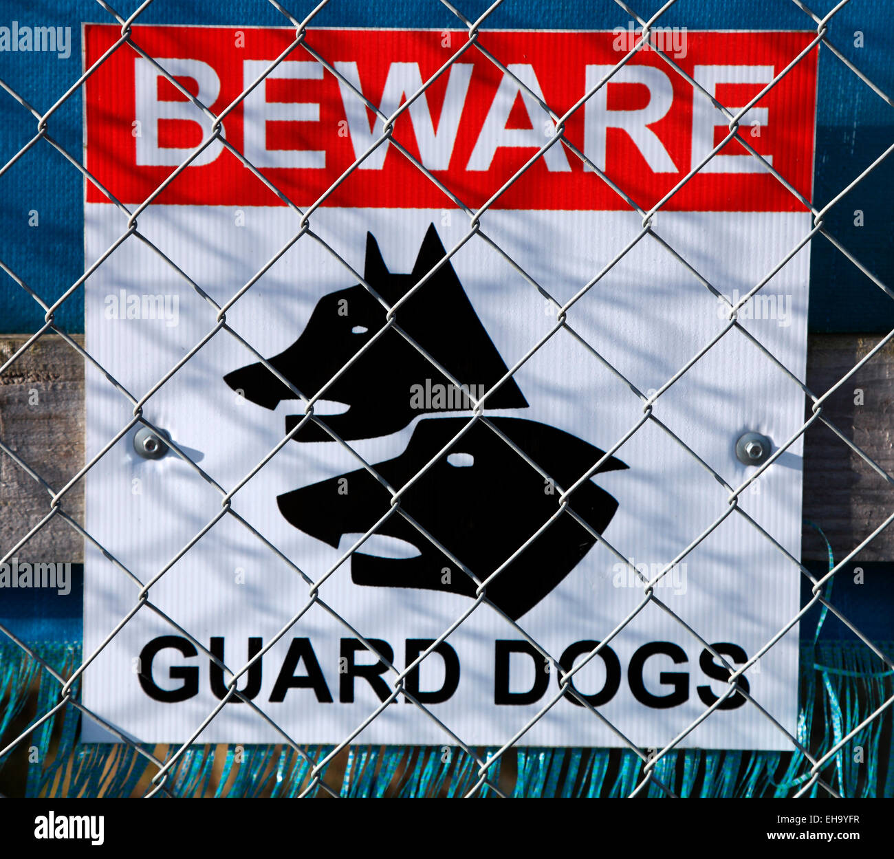 Attenzione cani da guardia segno a Carrickmacross Ghost station wagon. Foto Stock