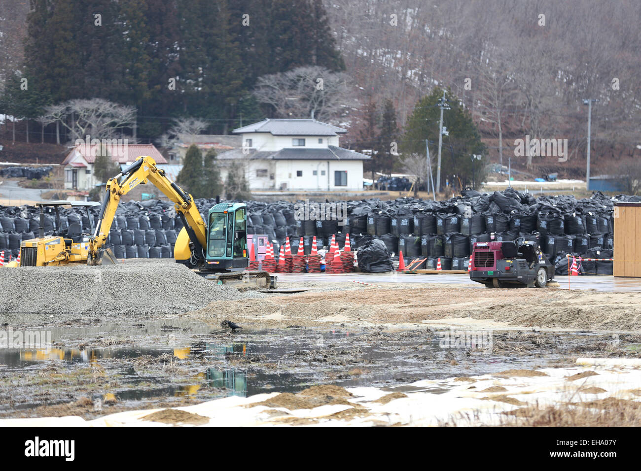 (150310) -- FUKUSHIMA, Marzo 10, 2015 (Xinhua) -- sacchi di colore nero contenente l'accumulo di rifiuti contaminati sono visibili nella città di Iitate, Fukushima Prefettura, Giappone, 7 marzo 2015. Le scene della città e villaggi abbandonati ancora quattro anni dopo un terremoto tsunami innescato violato le difese del Fukushima Daiichi Nuclear Power Plant, consentirebbe di realizzare lo sfondo perfetto per un post-apocalittico Hollywood film zombie, ma il problema potrebbe essere che i livelli di radiazioni nella zona sarebbe troppo pericoloso per il cast e la troupe. Il governo centrale di maxim di " Tutto è unde Foto Stock