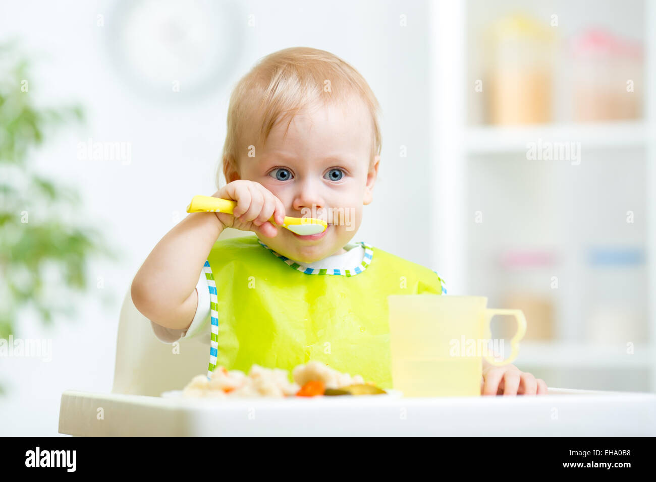 Kid mangiare cibo sano Foto Stock