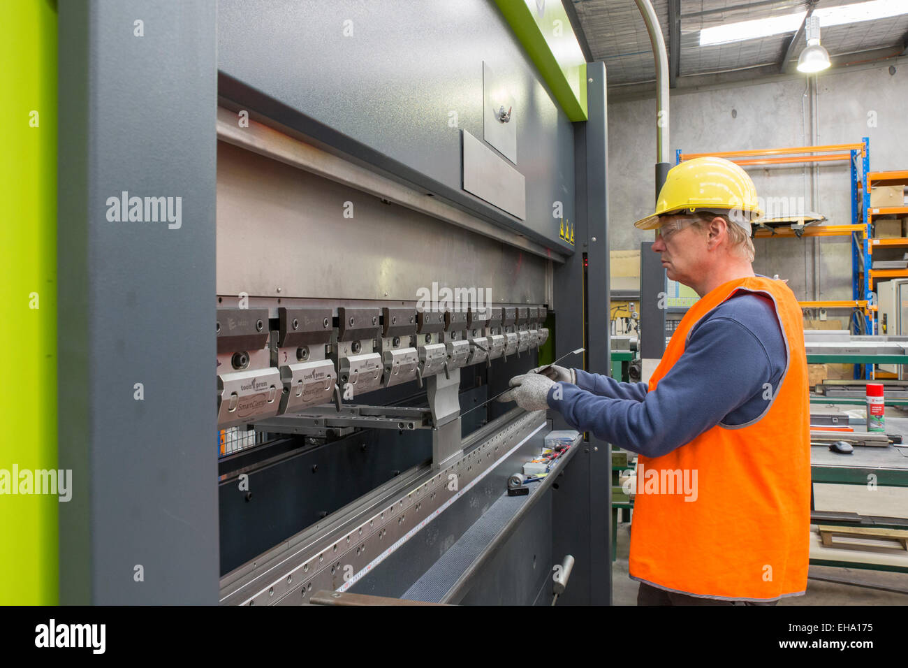 Industria del metallo lavoratore aziona il freno CNC pressa. Foto Stock