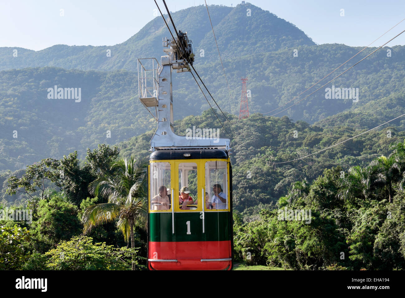 Turisti in funivia Teleforico sopra la foresta pluviale sulla montagna Pico Isabel de Torres. Puerto Plata Repubblica Dominicana Caraibi Indie Occidentali Foto Stock