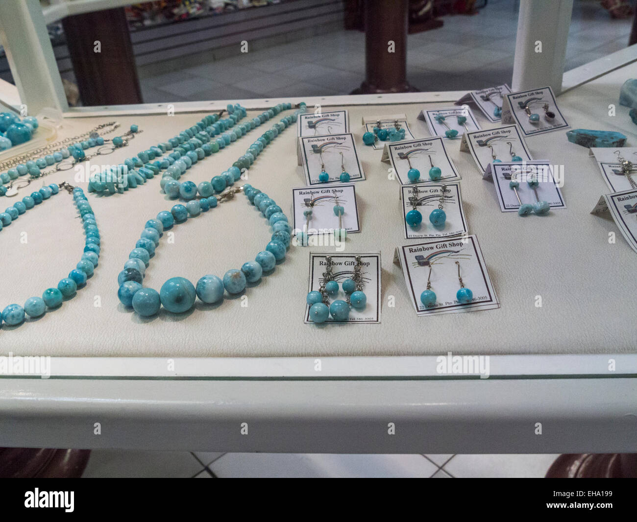 Orecchini e collane realizzate dal blu di rara varietà di pectolite Larimar  si trova solo nella Repubblica Dominicana costosa gemma blu gioielli in  pietra Foto stock - Alamy