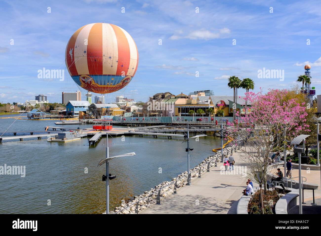 Antenna colorati palloncino e palme a Downtown Disney, Orlando, Florida, Stati Uniti d'America Foto Stock