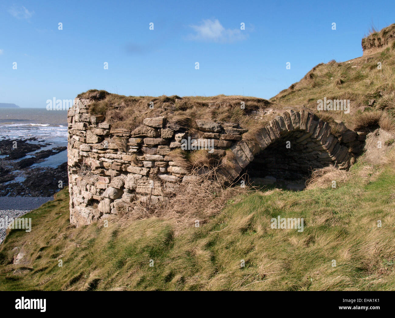 Resti di una vecchia torre lungo la costa sud-ovest il percorso nei pressi di Condino, Devon, Regno Unito Foto Stock