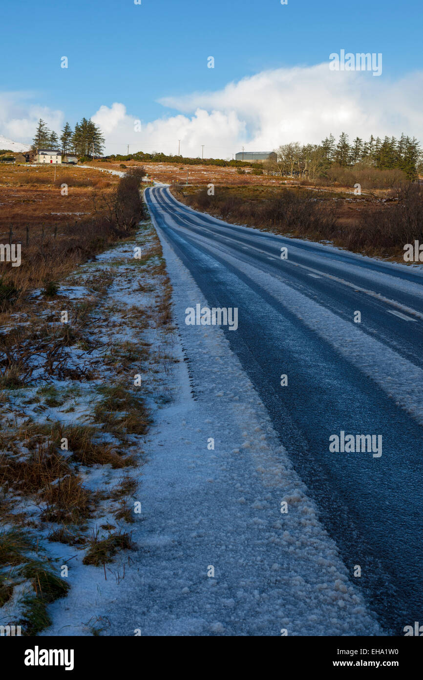 Coperta di neve R56 strada da Killybegs a Ardara in Donegal, Irlanda Foto Stock