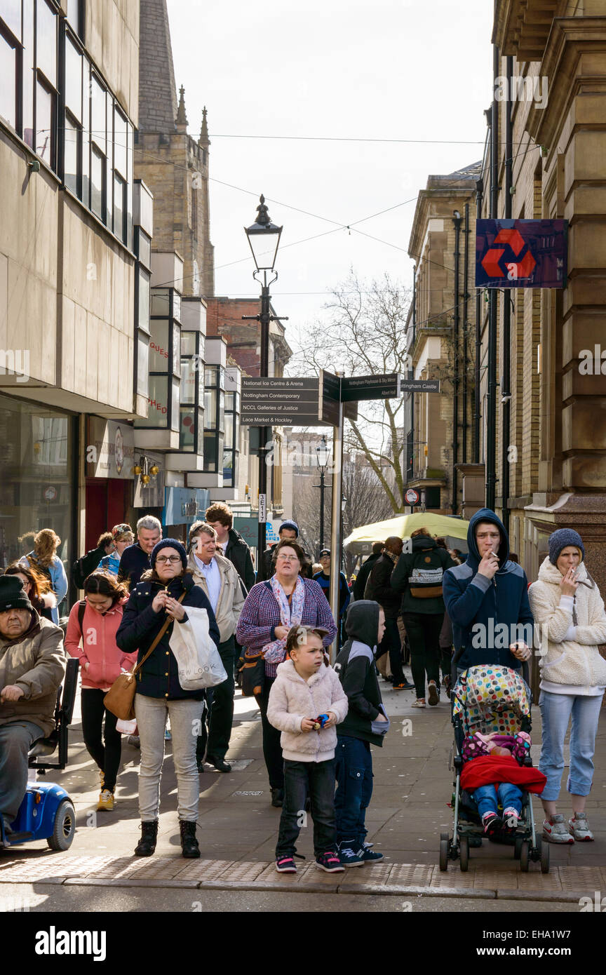 Occupato il giorno di shopping. Gli individui e le famiglie di fare acquisti su un Sabato occupato su un high st, sullo scambio a piedi, Nottingham. 7 Mar 2015 Foto Stock