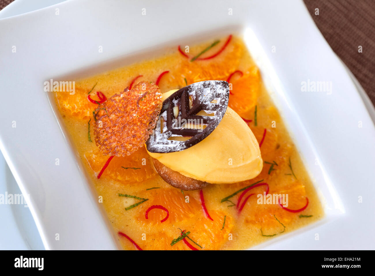 L'insalata di arance, biscotti, cioccolato e ghiaccio arancione Foto Stock