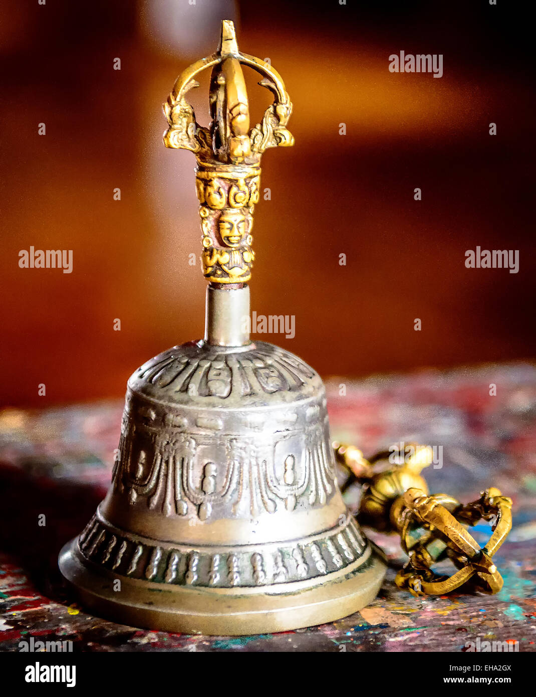 Buddista Tibetana strumenti rituali - vajra e bell Foto Stock