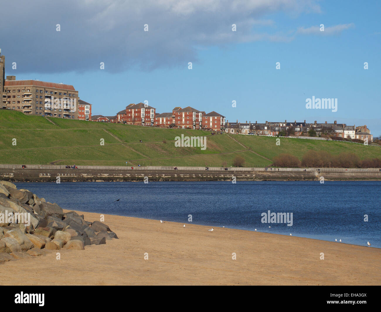 Newcastle Upon Tyne, Regno Unito. 10 marzo, 2015. Regno Unito: Meteo caldo sole di primavera nel cielo in alta marea sopra l'entrata del fiume Tyne Tynemouth a. Credito: James Walsh Alamy/Live News Foto Stock