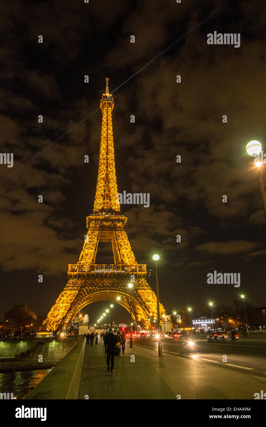 La torre Eiffel di notte, a Parigi, Francia, preso sul Pont d'lena bridge. Foto Stock