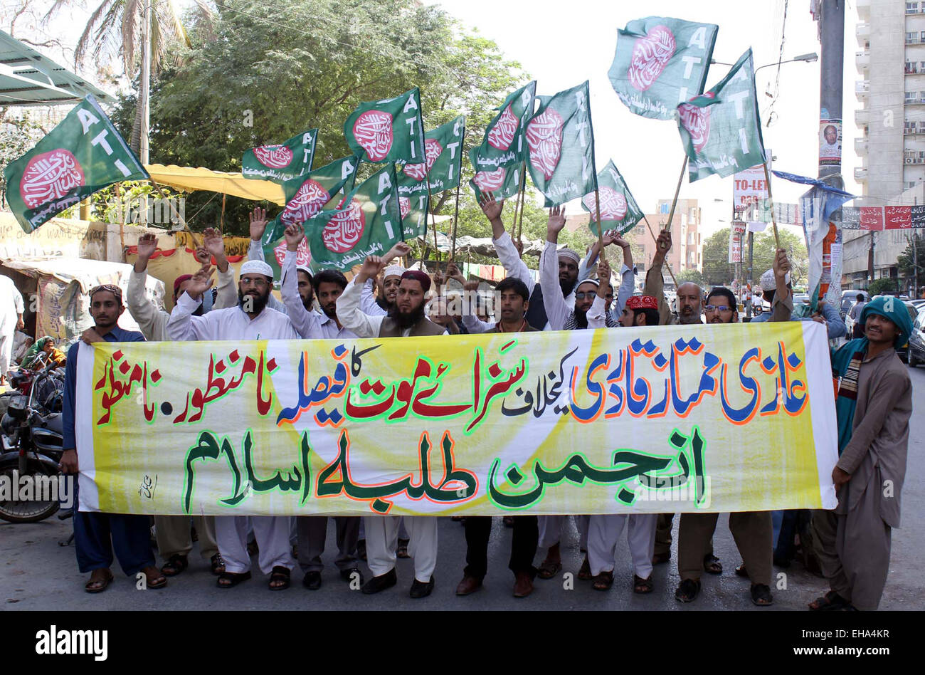 Di Karachi, Pakistan. Decimo Mar, 2015. Gli attivisti di Anjuman-e-Tulba-e-Islam chant slogan contro il rigetto del ricorso contro la sentenza di morte da Mumtaz Qadri, un ex guardia del corpo di polizia che ha ucciso il Governatore del Punjab Salman Taseer, durante la manifestazione di protesta a Karachi press club il Martedì, Marzo 10, 2015. Credito: Asianet-Pakistan/Alamy Live News Foto Stock