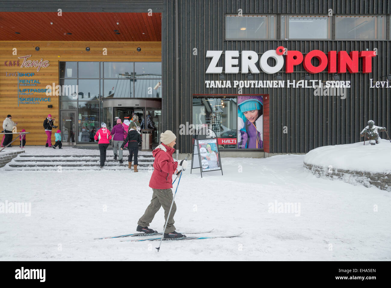 Il zeropoint o punto zero di sci della stazione di sollevamento e agli edifici presso la stazione sciistica di Levi in Lapponia Finlandia Foto Stock