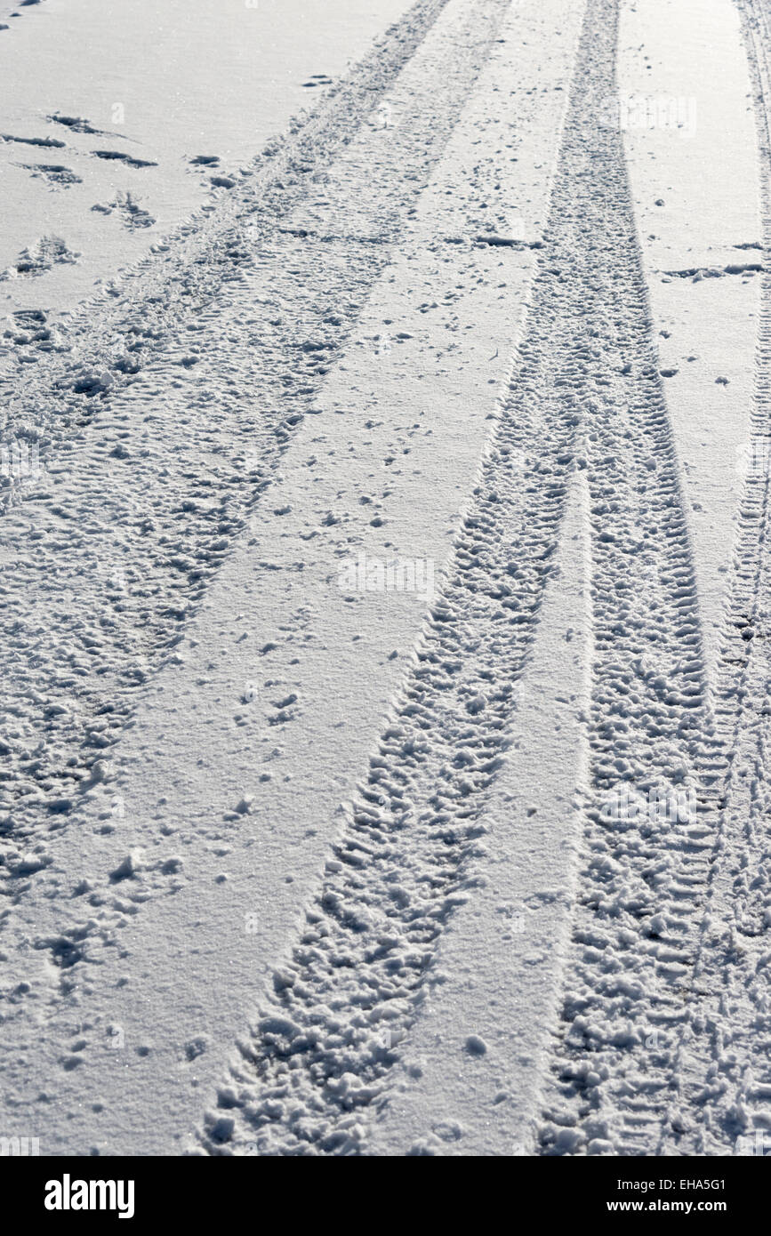 Tracce di pneumatici nella neve. Guida invernale. Foto Stock