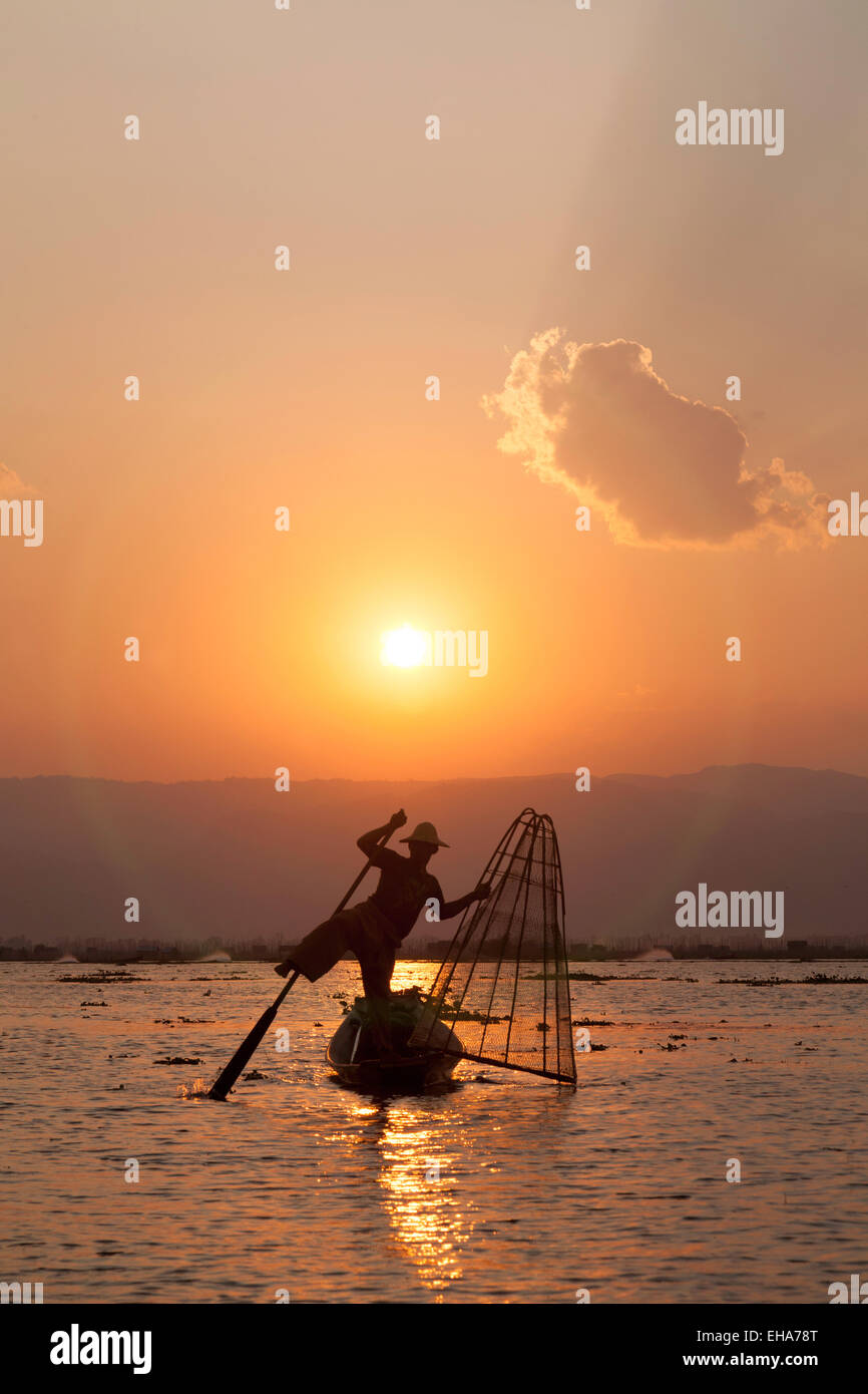 Gamba di canottaggio di pesca dei pescatori al tramonto, Lago Inle, Myanmar ( Birmania ), Asia Foto Stock