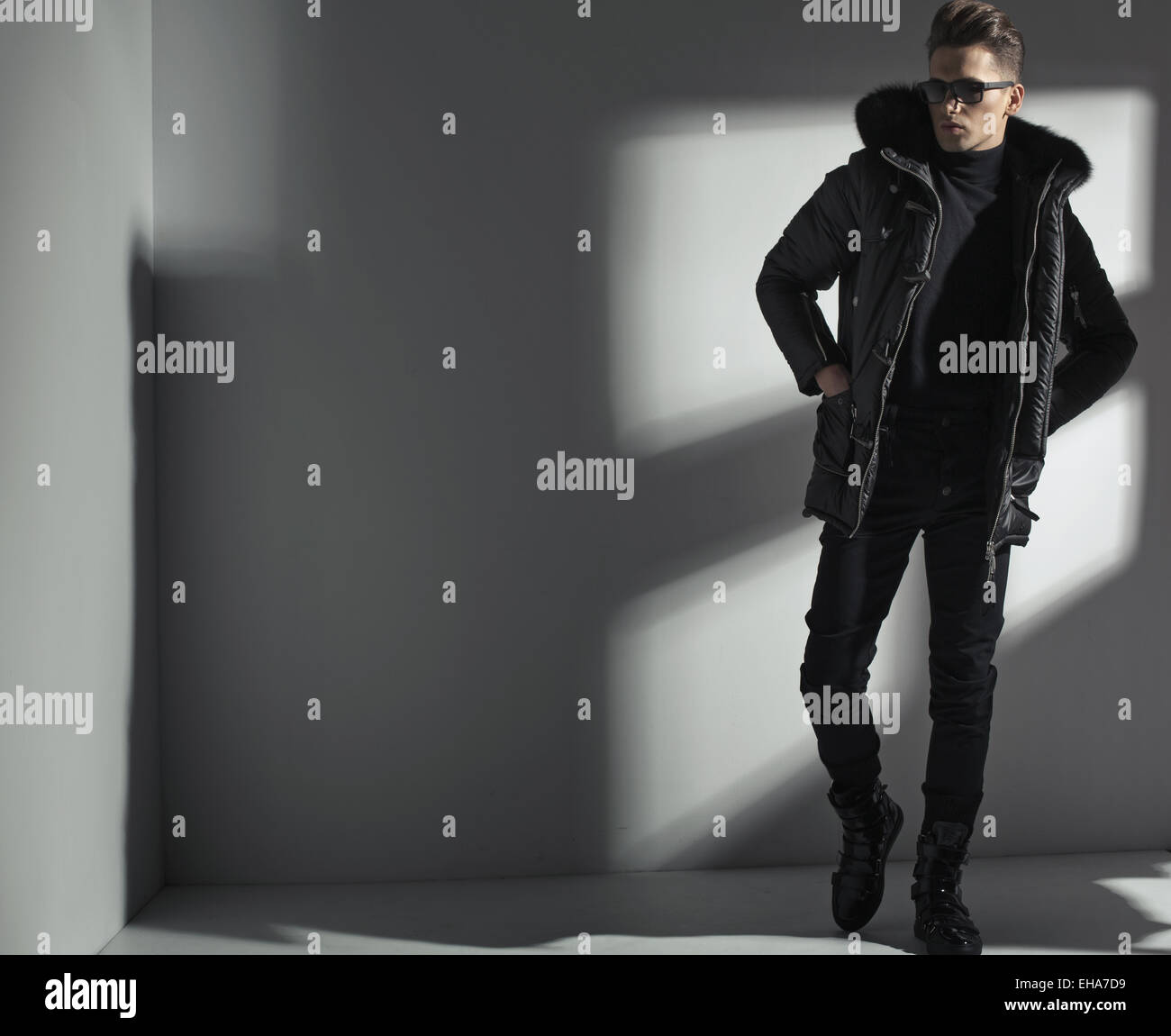 Ritratto di un giovane ragazzo intelligente indossando giacca invernale Foto Stock