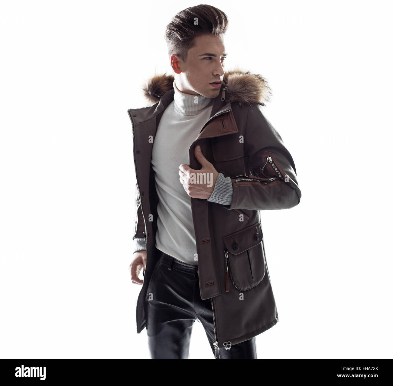 Smart giovane ragazzo indossa alla moda giacca invernale Foto Stock