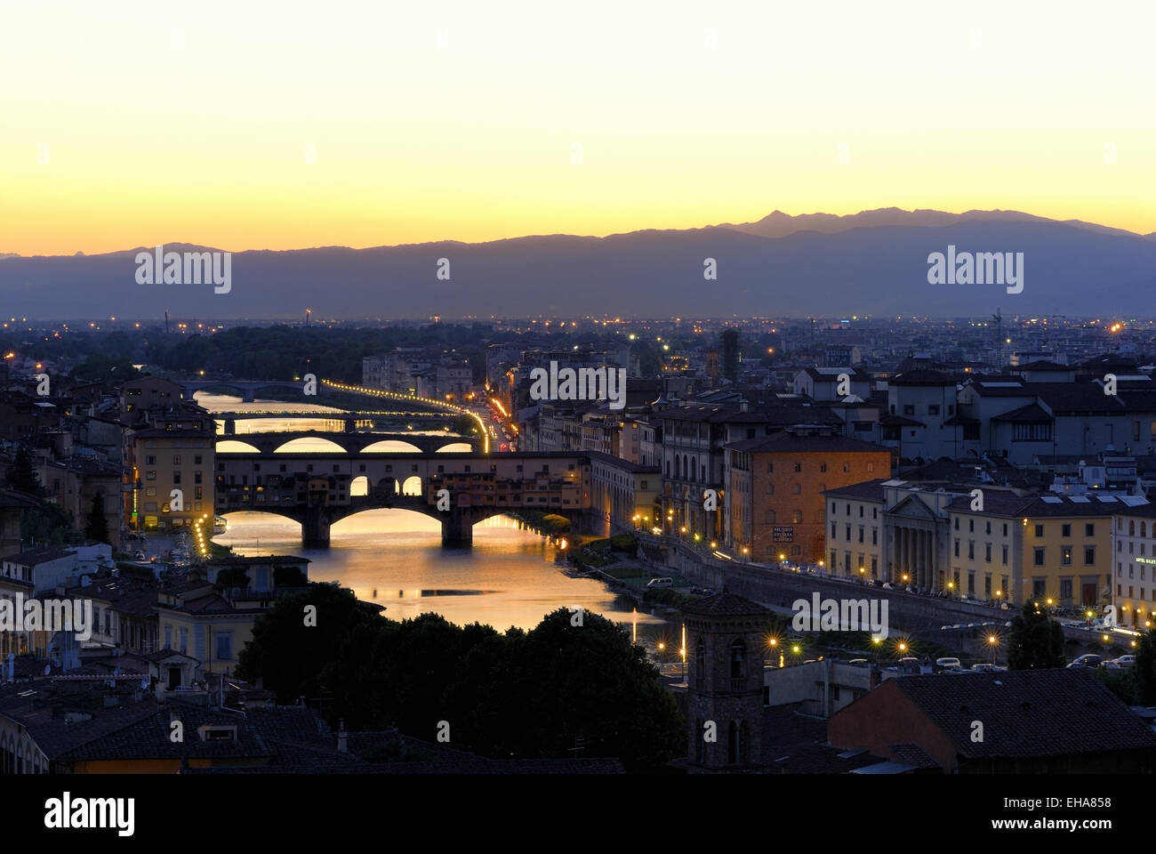 Orizzonte di Firenze con il fiume Arno e Ponte Vecchio al crepuscolo (vista dal Piazzale Michelangelo, Firenze, Italia Foto Stock