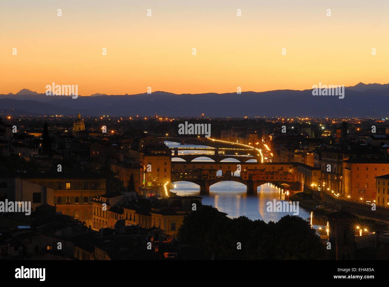 Orizzonte di Firenze con il fiume Arno e Ponte Vecchio al crepuscolo (vista dal Piazzale Michelangelo, Firenze, Italia Foto Stock
