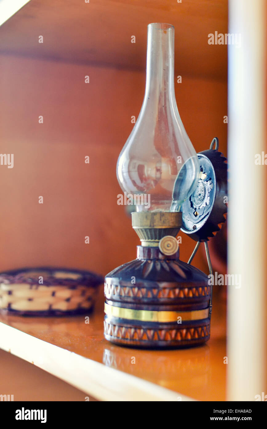 Vecchia lampada a gas si siede su un armadio in legno Foto Stock