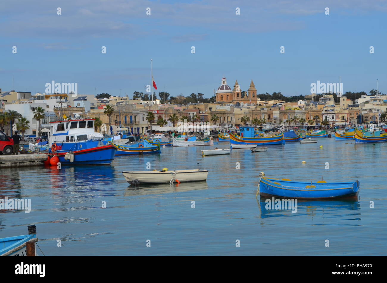 Malta, Marsaxlokk (pro. Marsa-shlock), un grazioso villaggio di pescatori appena southof Valletta. Come pure essendo fotogenico vi Foto Stock