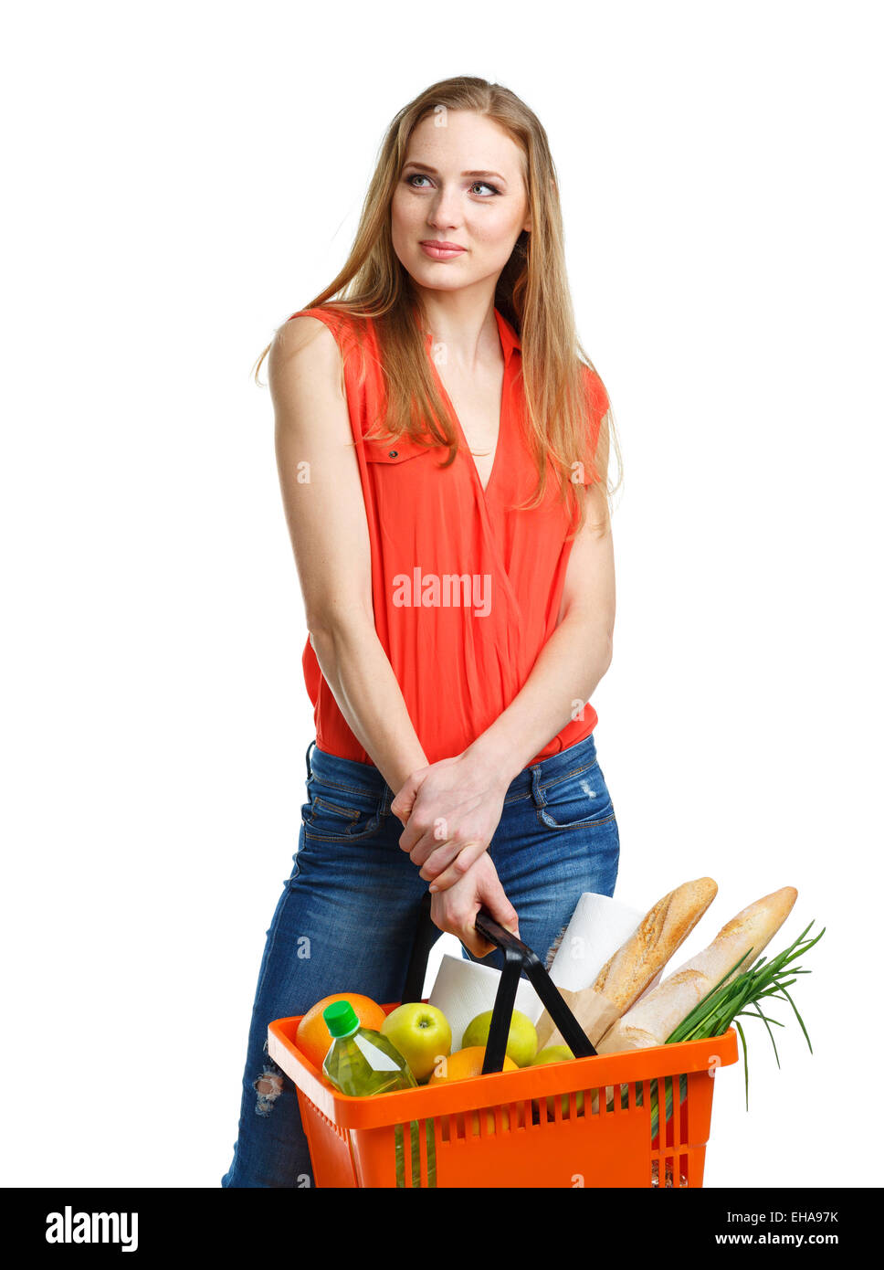 Giovane donna caucasica con assortimento di prodotti alimentari nel carrello isolato su sfondo bianco Foto Stock