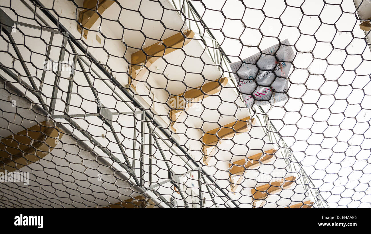 Conto alla rovescia per la libertà. Strappato il calendario con i giorni eliminati nella vecchia prigione. Foto Stock