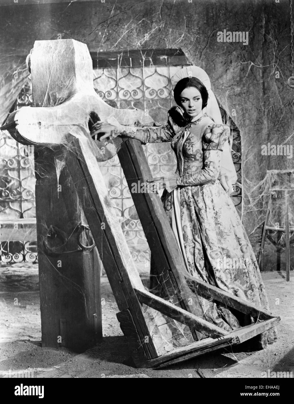 Barbara Steele, sul set del film " Il Pozzo e il pendolo', 1961 Foto Stock