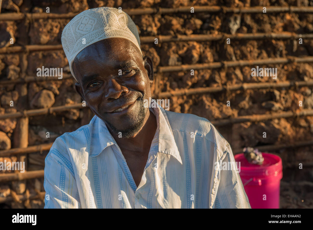 Kilwa, Lindi, uomo musulmano al tramonto Foto Stock