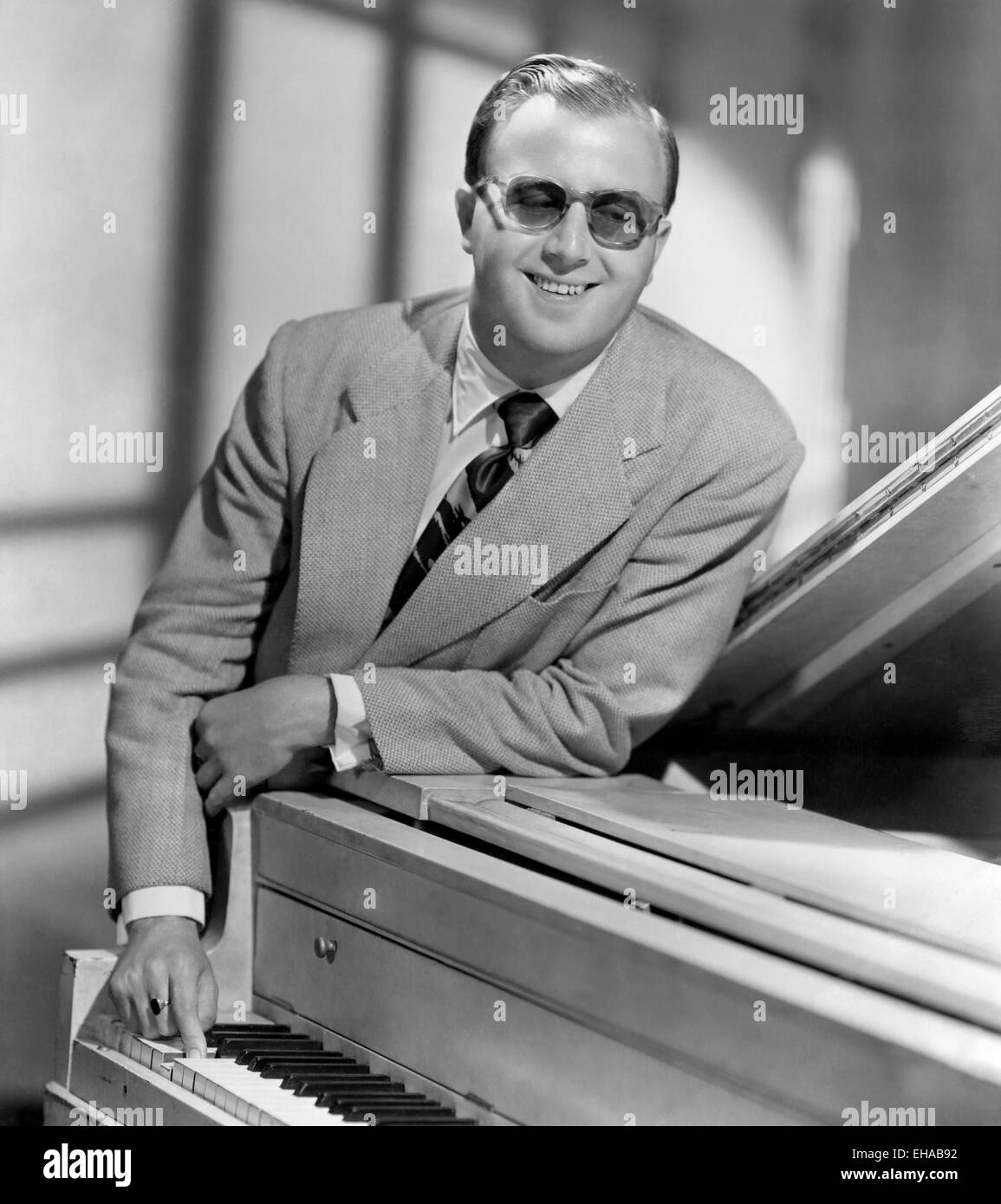 George Shearing, Ritratto indossando occhiali da sole mentre appoggiata sul  pianoforte, circa 1959 Foto stock - Alamy