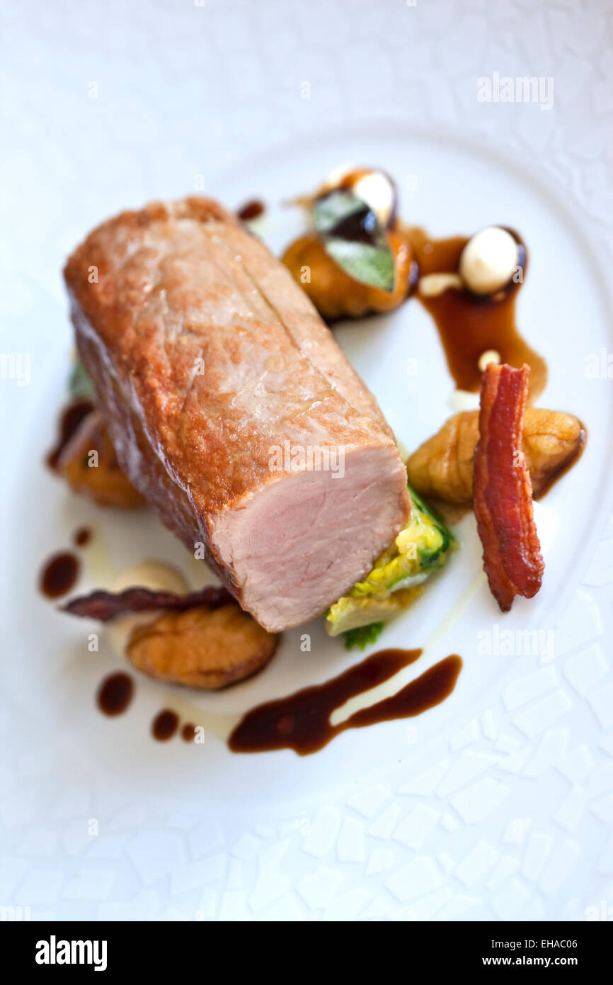 La pace di carne di maiale, gnocchi, grigliata di pancetta e cavolo Foto Stock