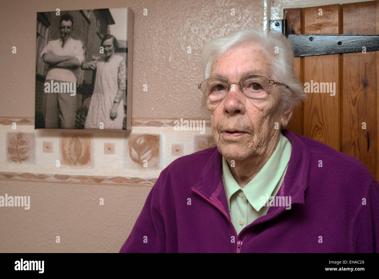 Donna anziana a casa affetti da degenerazione maculare senile che causano una scarsa visione Foto Stock