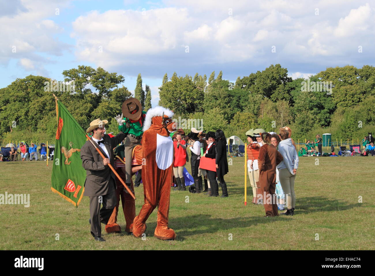 Officers' Fancy Dress staffetta, Cavallo Associazione Rangers Gymkhana 2014, piazzale di stoccaggio, Hampton Court, Surrey, England, Regno Unito, Europa Foto Stock