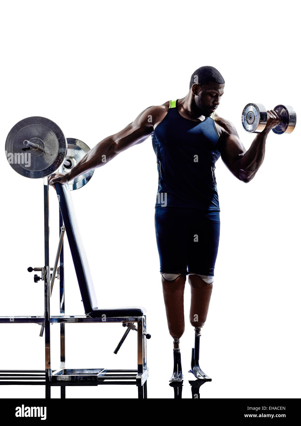 Uno muscoloso uomo disabile body builders edificio pesi con gambe protesi in silhouette su sfondo bianco Foto Stock