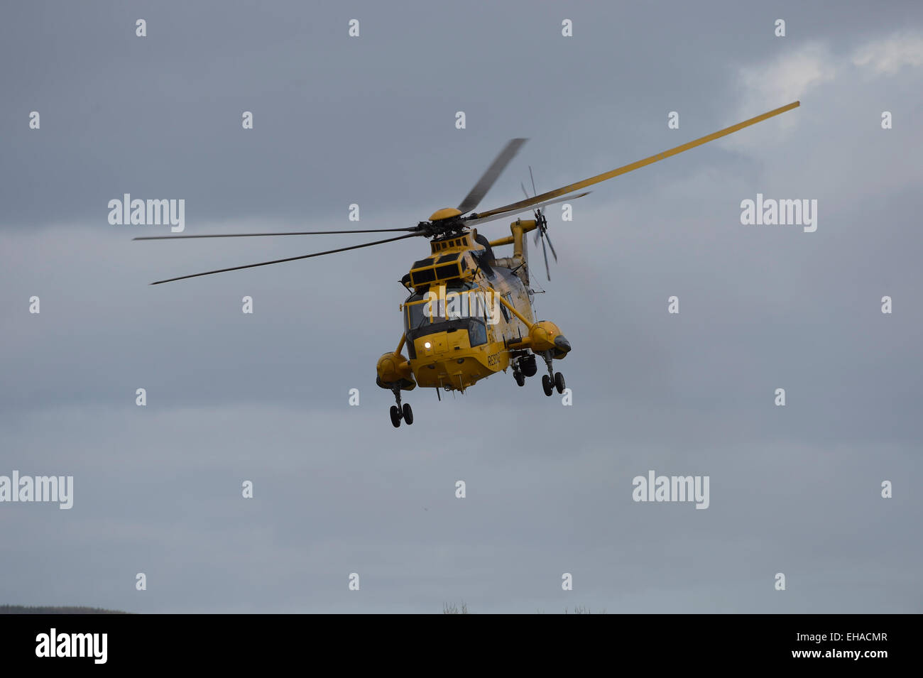 Frontiere ospedale generale, Melrose, UK. 10 marzo, 2015. RAF di Ricerca e Salvataggio in elicottero RAF Sea King XZ590 partono le frontiere General Hospital, Melrose. Il SAR elicottero è basata a RAF Boulmer nel Northumberland. Credito: Rob grigio/Alamy Live News Foto Stock