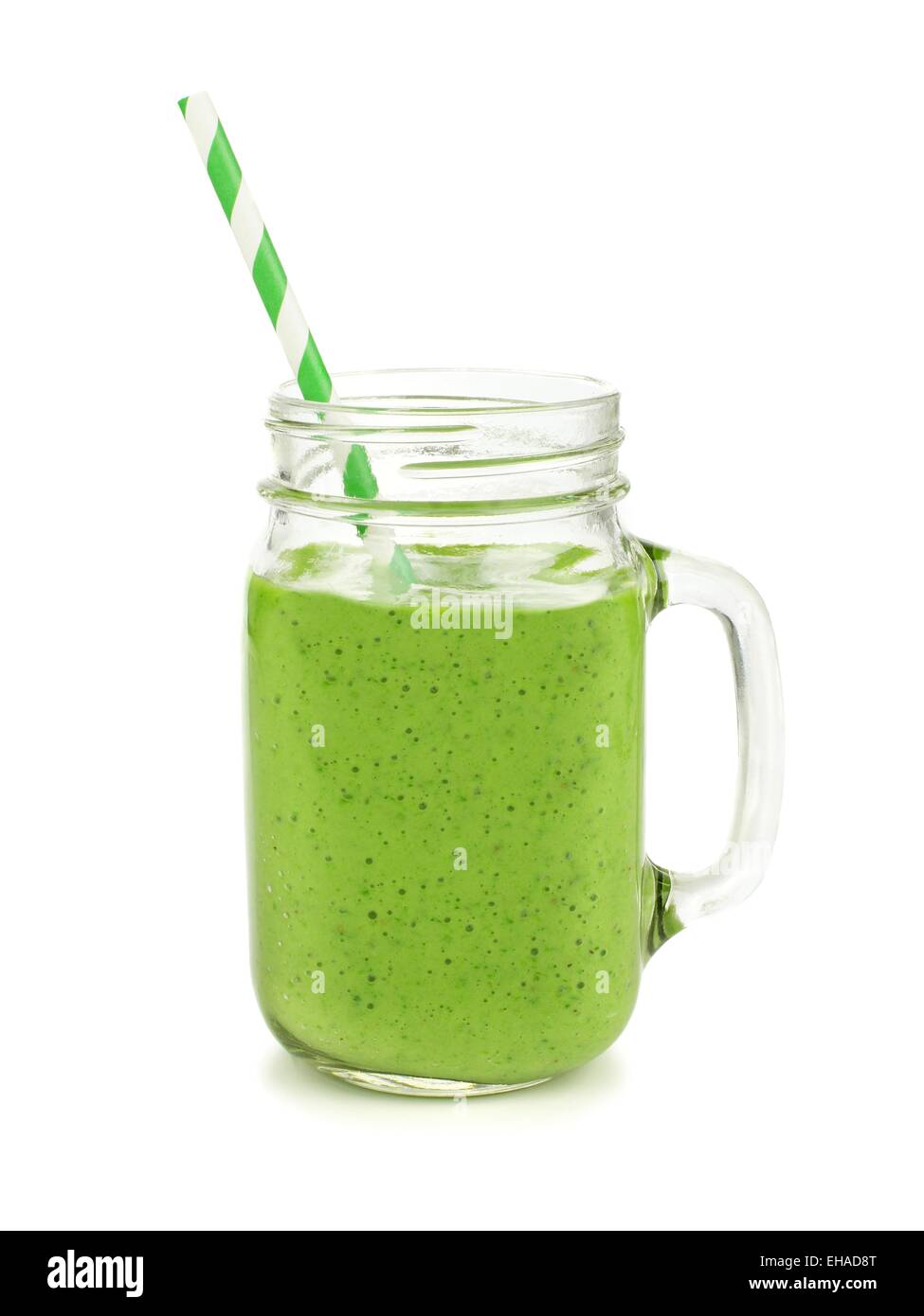 Un sano frullato verde con paglia in una giara mug isolato su bianco Foto Stock