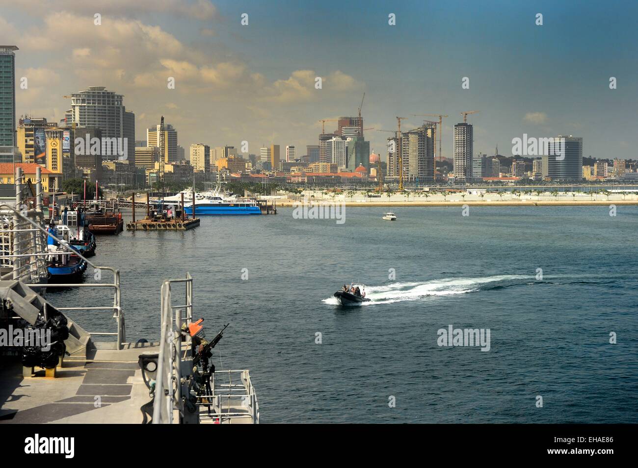 American, britannico e spagnolo marines, lavorando fianco a fianco con i militari angolani condurre piccole operazioni in barca nel porto di Luanda Marzo 6, 2015 a Luanda, in Angola. Foto Stock