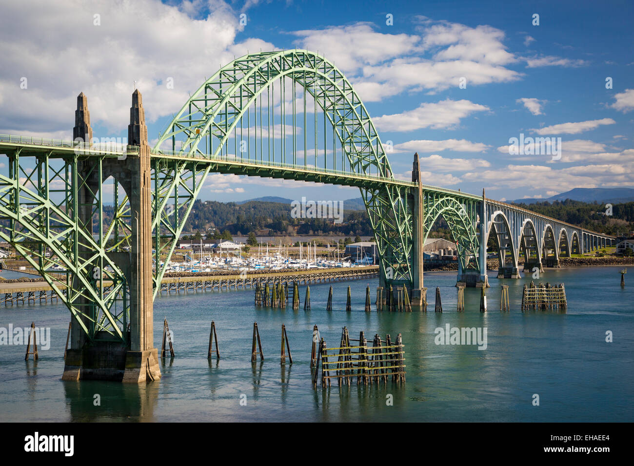 Yaquina Bay Bridge sul porto e marina a Newport, Oregon, Stati Uniti d'America Foto Stock