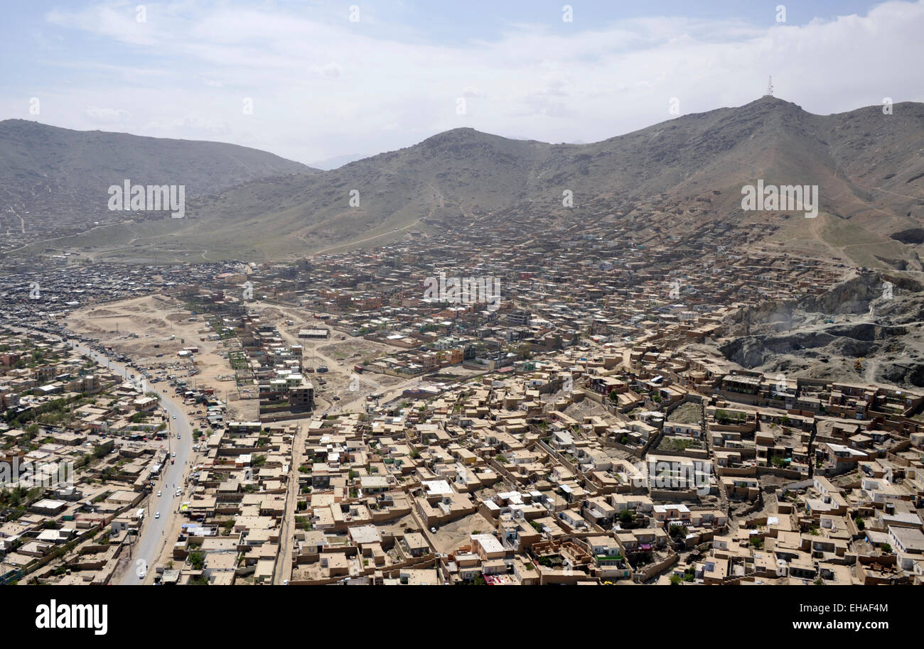 A Kabul in Afganistan dall'aria, mostrano aree verdi, abitati, alloggiamento, le strade e le regioni montane Foto Stock