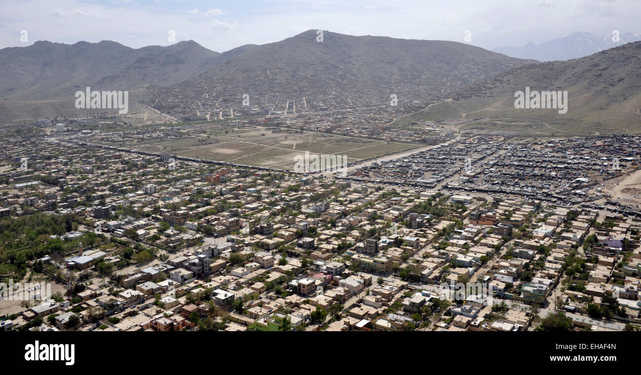 A Kabul in Afganistan dall'aria, mostrano aree verdi, abitati, alloggiamento, le strade e le regioni montane Foto Stock