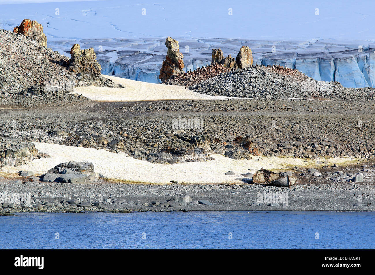 L'Antartide paesaggio con la caccia alla balena vecchia barca sulla spiaggia di Half Moon Island nel sud le isole Shetland, Antartide. Pinguini Chinstrap. Foto Stock