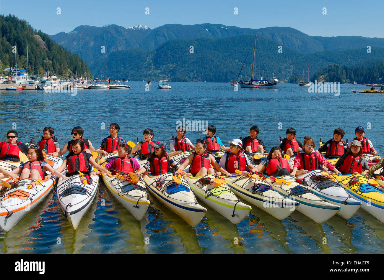 Teen novizio kayakers training , Deep Cove, quartiere di North Vancouver, British Columbia, Canada Foto Stock