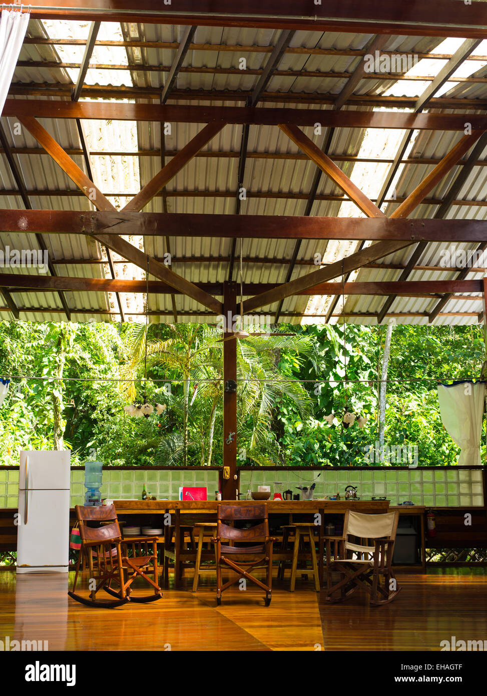 Un open-air la cucina e la zona pranzo nella foresta pluviale vicino a Manzanillo, Limon Costa Rica. Foto Stock