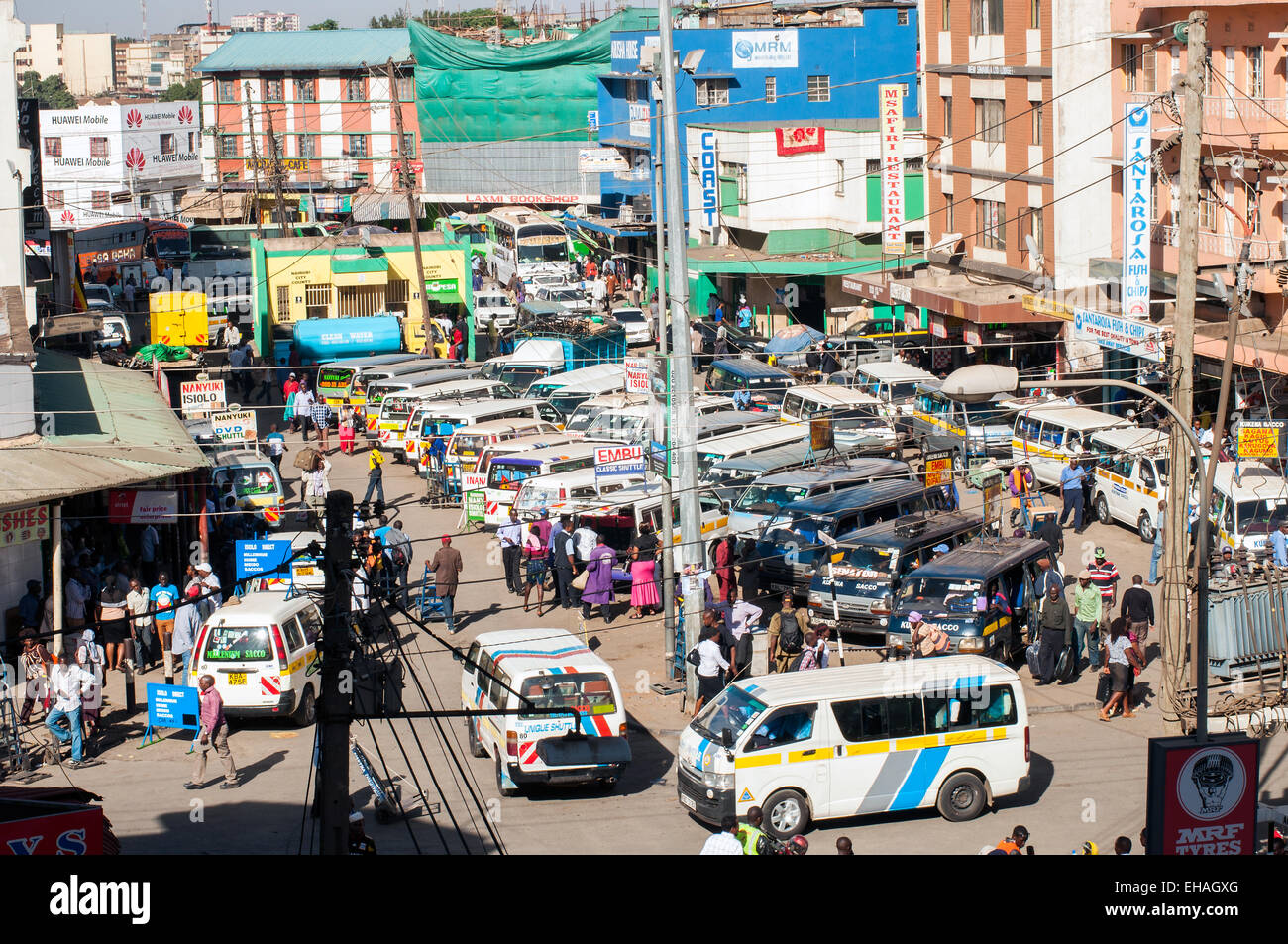 Vista aerea di Accra street e parcheggiata matatus, Centro di Nairobi, in Kenya Foto Stock