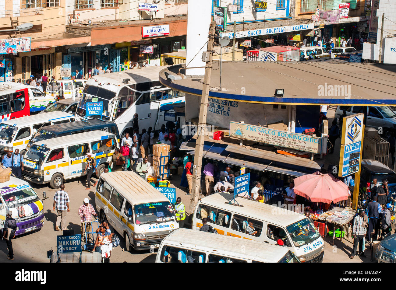 Vista aerea di Accra street e parcheggiata matatus, Centro di Nairobi, in Kenya Foto Stock