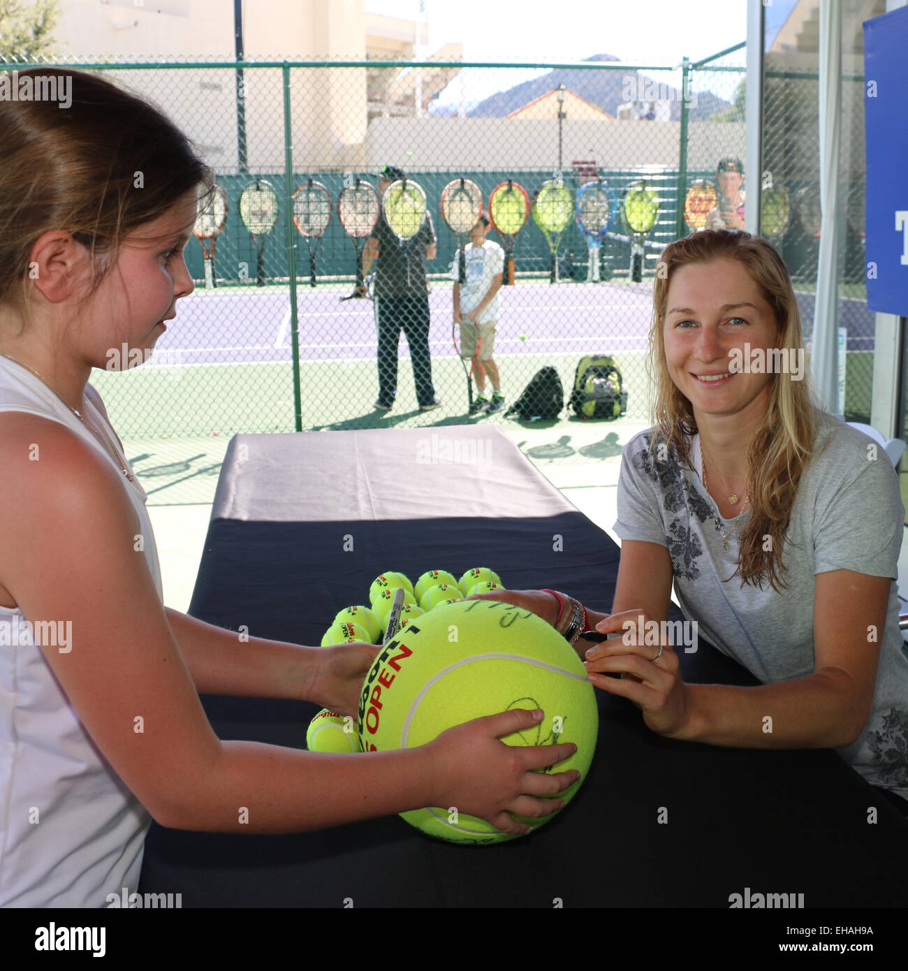 Indian Wells, California, 10 marzo, 2015 Russo giocatore di tennis Ekaterina Makarova segni un autografo per Lane Harding (età 11) da Richmond, Virginia al BNP Paribas Open. Credito: Lisa Werner/Alamy Live News Foto Stock